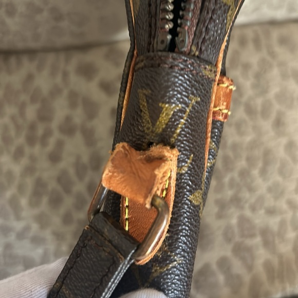 Louis Vuitton Monogram Canvas Crossbody needs repair - Picture 12 of 17